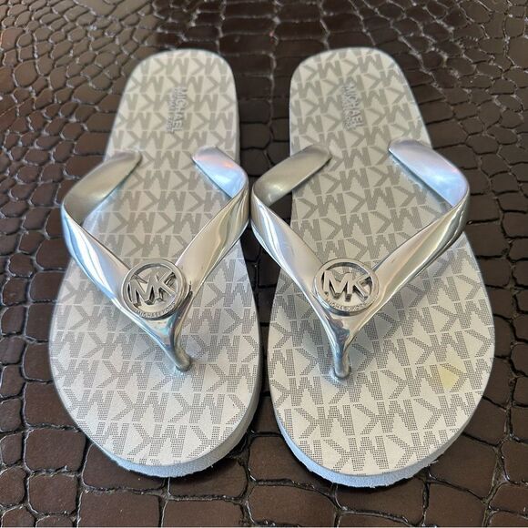 Michael Kors Metallic Silver, Flip Flop Sandals. - Picture 1 of 5